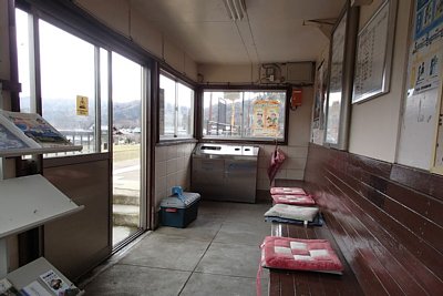 東美浜駅を示す駅名標
