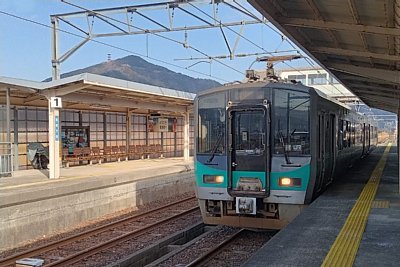 215系電車がホームに停車