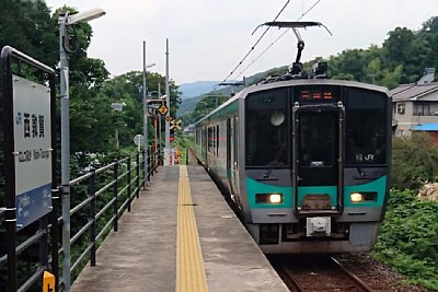 西敦賀駅に停車する125系電車