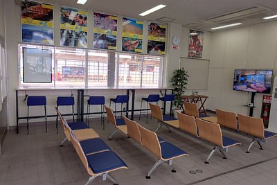 美浜駅を示す駅名標