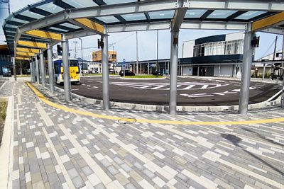 駅前にバスロータリーがある