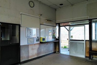 無人となった駅舎内