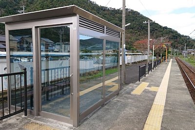 ホーム上に待合所