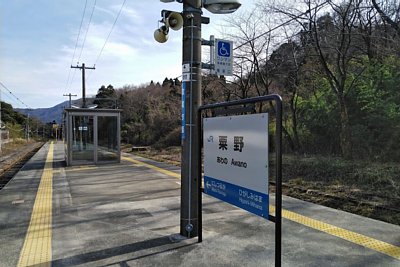 ホームは島式ホームです