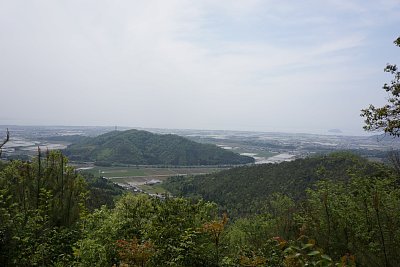 展望所から虎御前山を望む