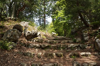 黒金門跡は石垣に囲まれた厳重な門だった