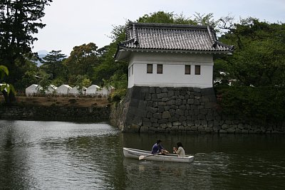 堀でボート遊びとは優雅です