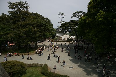 天守への階段から本丸を見る