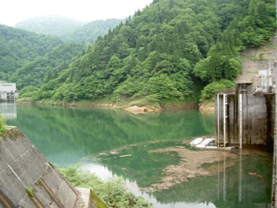 堤体とダム湖
