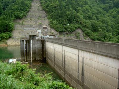 右岸上流側から堤体を見る