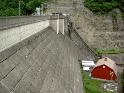 右岸下流側から堤体を見る