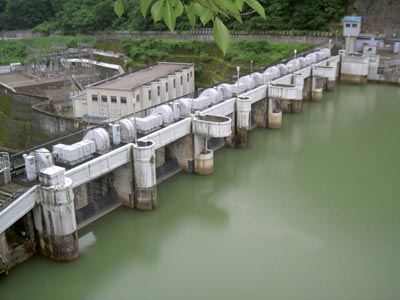 左岸からラジアルゲートを見る