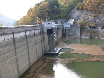 堤体を左岸上流側から見る