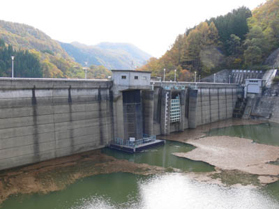 取水設備とラジアルゲート2門