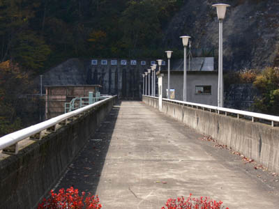 天端を左岸から見る