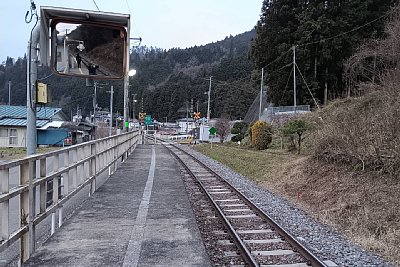 ホームが少しカーブしている