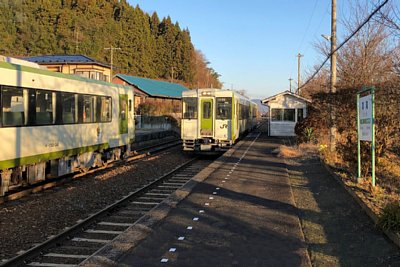 キハ100形気動車の列車交換