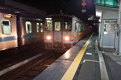 夜の南小谷駅