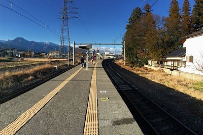 ホームが大きくカーブしています