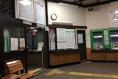 指定席券売機と改札口