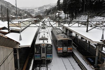 E127系100番台とキハ120系