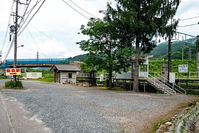 階段の途中ですが、電車が到着しています