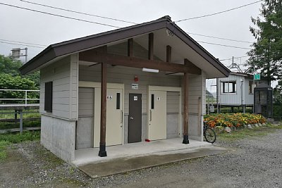 トイレに公衆電話まであります