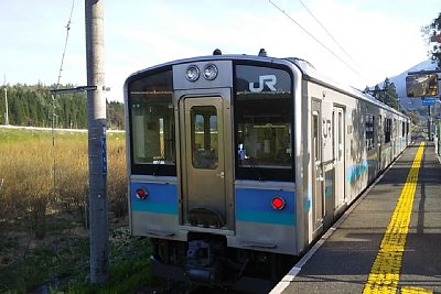 普通列車が停車しています