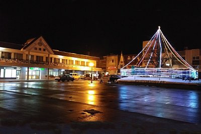 夜の白馬駅前