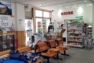 跨線橋と相対式ホーム