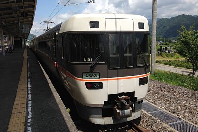特急「しなの」が停車します