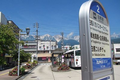 駅前にはアルピコ交通のバス停があります