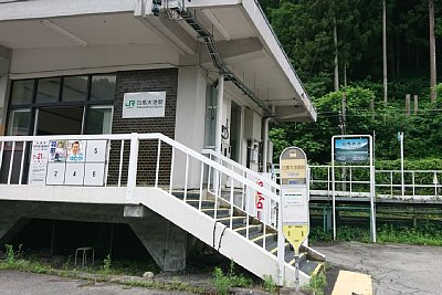白馬大池駅前には栂池高原スキー場行きのバス停