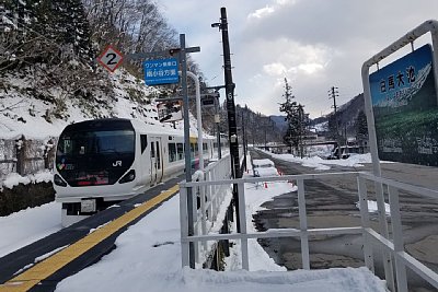特急「あずさ」が通過します