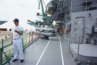 甲板上に設置されている3連装短魚雷発射管