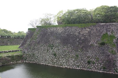 内堀石垣は相当の高さです