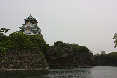 天守と石垣と水堀