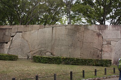 京橋口桝形の巨石