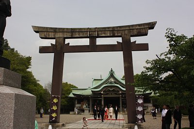 豊国神社社殿と鳥居