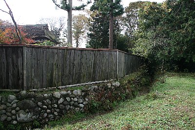 浮田家住宅の周囲は石垣となっています
