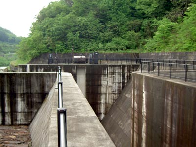 洪水吐から導流部へ