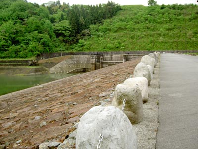 天端上から堤体上流側を見る