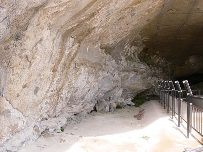 洞窟左側