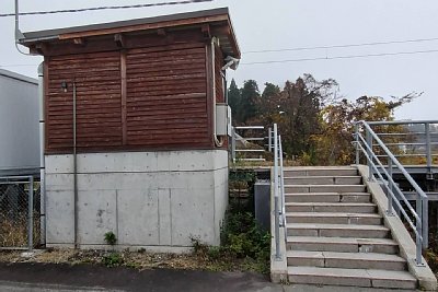 駅舎とホームへの入口