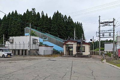 駅舎と跨線橋