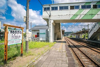 跨線橋と駅名標