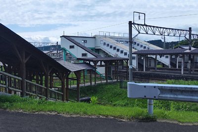 東口側から跨線橋