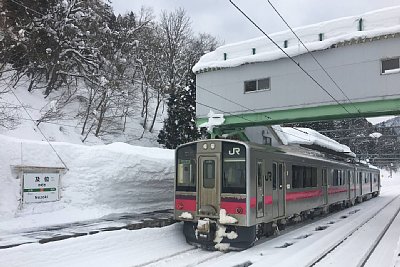 跨線橋と701系0番台電車