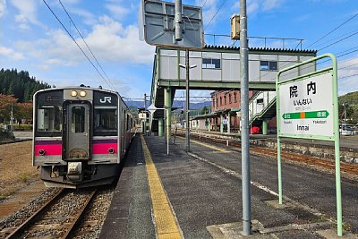跨線橋と701系0番台電車