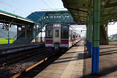 跨線橋と701系0番台電車